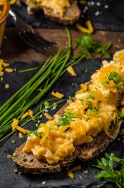 sahanda yumurta otlar ile