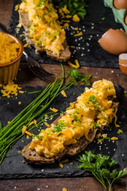 sahanda yumurta otlar ile