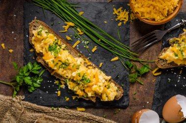 sahanda yumurta otlar ile