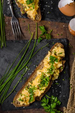 sahanda yumurta otlar ile