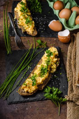 sahanda yumurta otlar ile