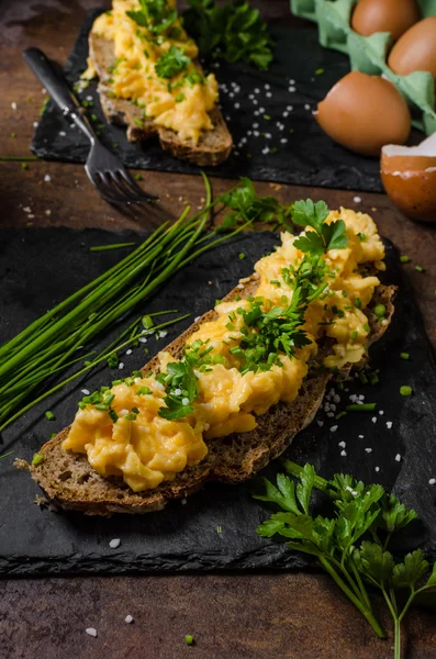 sahanda yumurta otlar ile