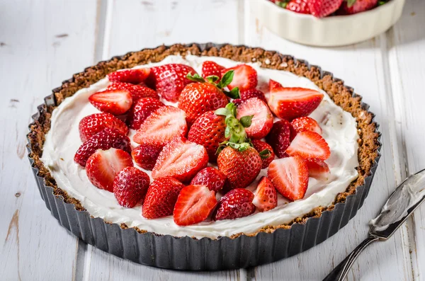 Käsekuchen mit Erdbeeren — Stockfoto