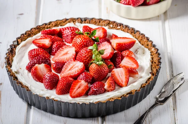 Käsekuchen mit Erdbeeren — Stockfoto