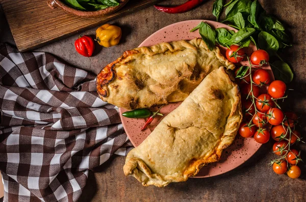 Pizza Calzone rustikální — Stock fotografie