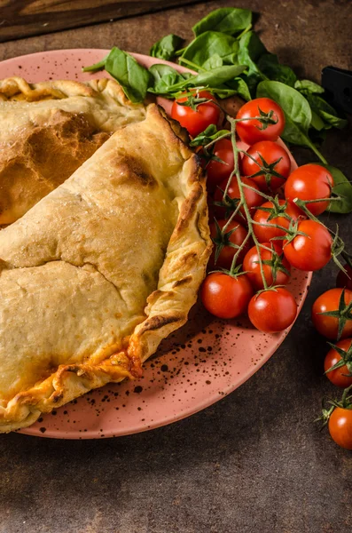 Pizza Calzone rustikální — Stock fotografie