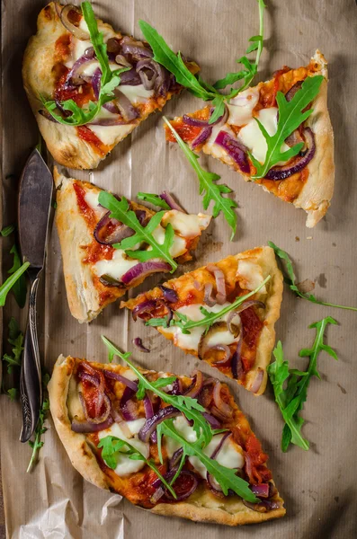 Zelfgemaakte vierkante pizza — Stockfoto