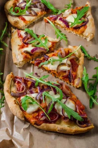 Domácí pizza čtvercové — Stock fotografie