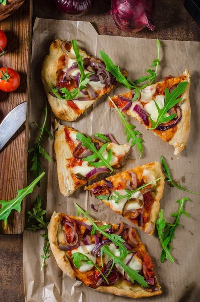 Hausgemachte quadratische Pizza — Stockfoto