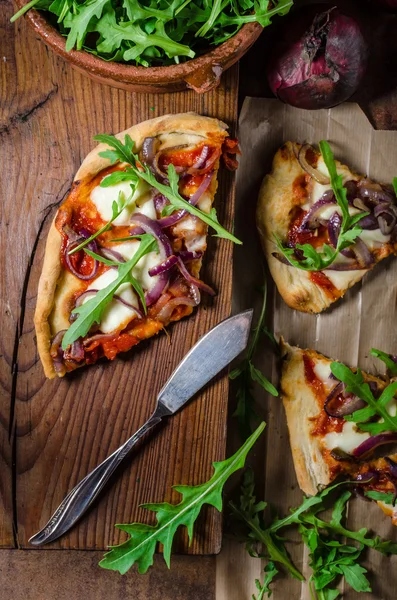 Hausgemachte quadratische Pizza — Stockfoto