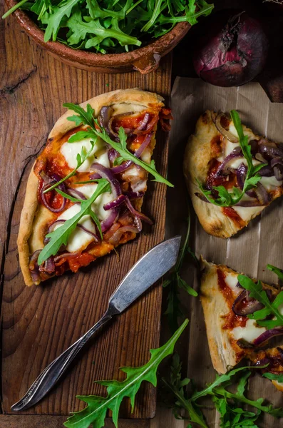 Zelfgemaakte vierkante pizza — Stockfoto