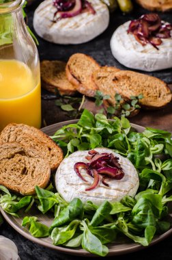 Kızarmış peynirli peynir.