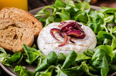 Kızarmış peynirli peynir.