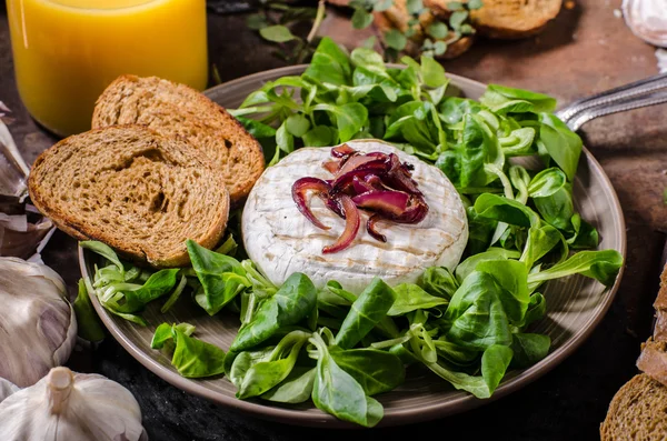 Kızarmış peynirli peynir.