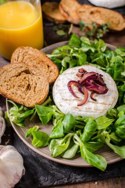 Kızarmış peynirli peynir.