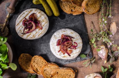 Kızarmış peynirli peynir.