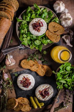 Kızarmış peynirli peynir.