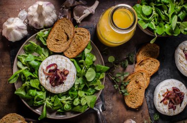 Kızarmış peynirli peynir.