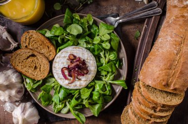 Kızarmış peynirli peynir.