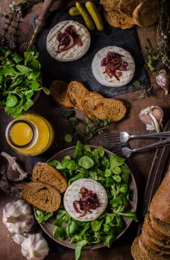 Kızarmış peynirli peynir.