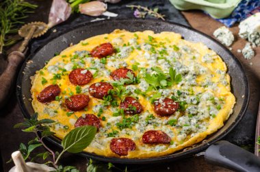 Mavi peynir ve sosis ile omlet