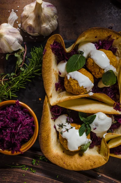 Falafel z ziół i kapusta — Zdjęcie stockowe