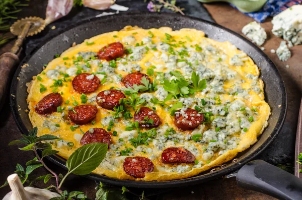 Omelet con formaggio blu e salsiccia — Foto Stock