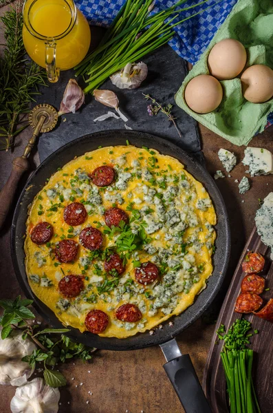 Omelett mit Blauschimmelkäse und Wurst — Stockfoto