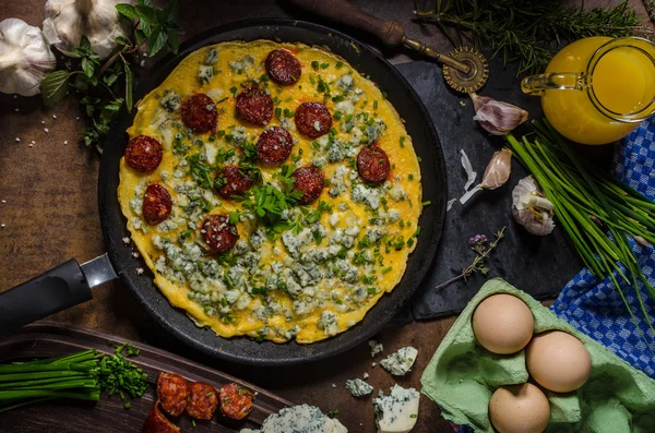 Omelete com queijo azul e salsicha — Fotografia de Stock