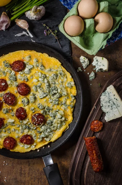 Tortilla con queso azul y salchicha — Foto de Stock