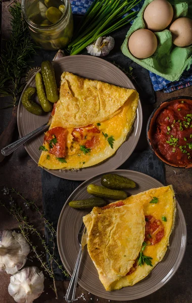 Omeleta s chorizo a čedar sýr — Stock fotografie