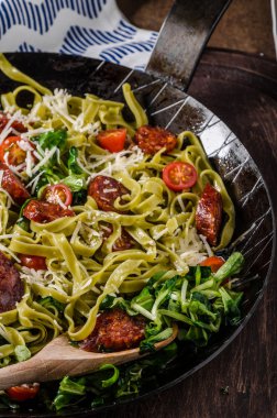 Sosisli makarna salatası