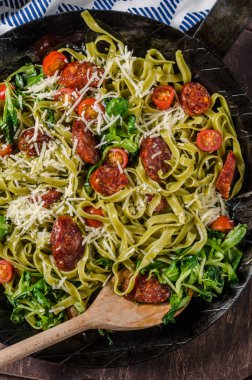 Sosisli makarna salatası