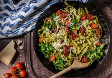 Sosisli makarna salatası