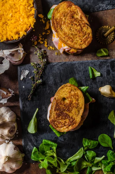 French Toast mit Schinken und Käse — Stockfoto