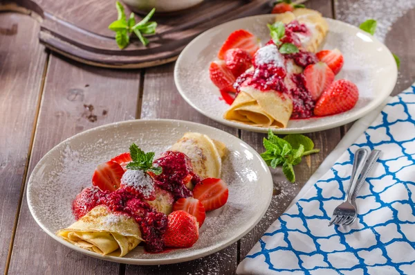 Pannkakor med jordgubbar — Stockfoto