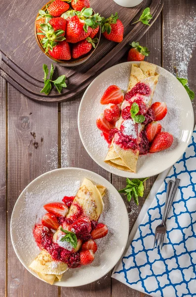 Panqueques con fresas —  Fotos de Stock