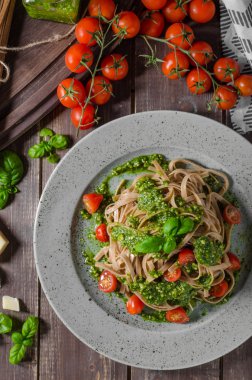 Fesleğen pesto ve parmesan makarna