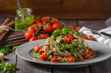 Fesleğen pesto ve parmesan makarna