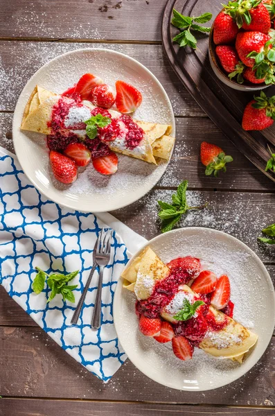 Frittelle con fragole — Foto Stock