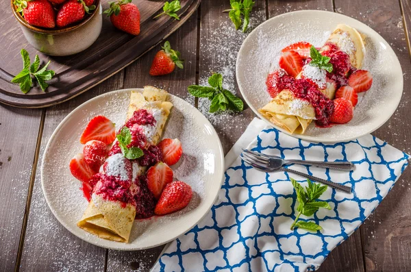 Pancakes with strawberries — Stock Photo, Image