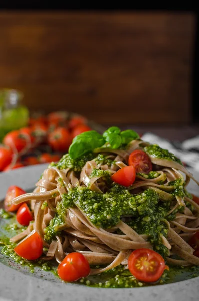 Pasta con pesto de albahaca y parmesano — Foto de Stock