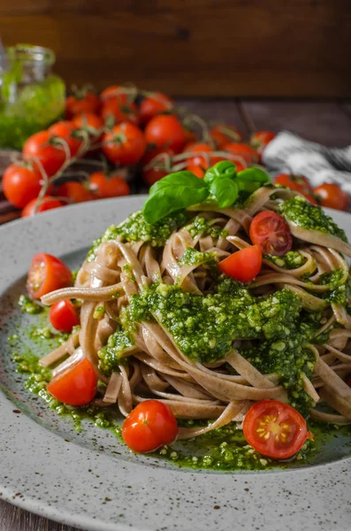 Fesleğen pesto ve parmesan makarna — Stok fotoğraf