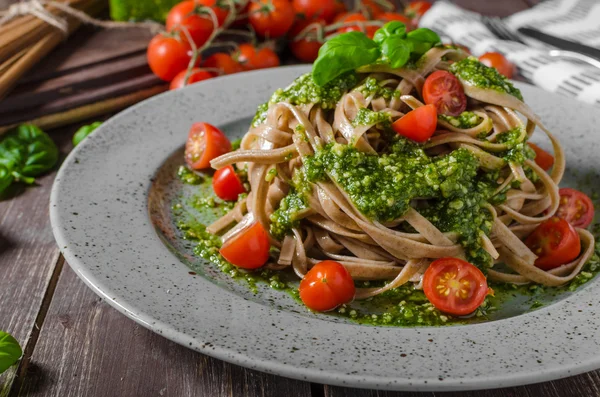 Fesleğen pesto ve parmesan makarna — Stok fotoğraf