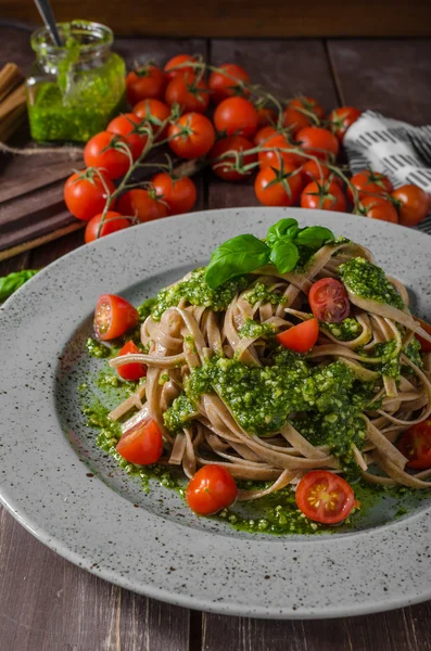 Fesleğen pesto ve parmesan makarna — Stok fotoğraf