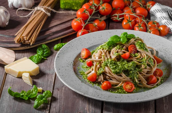 Fesleğen pesto ve parmesan makarna — Stok fotoğraf