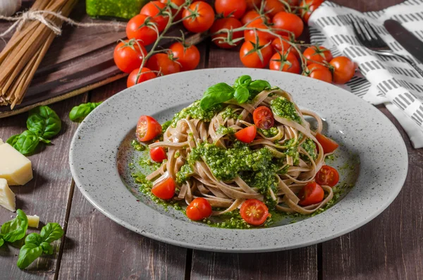 Fesleğen pesto ve parmesan makarna — Stok fotoğraf