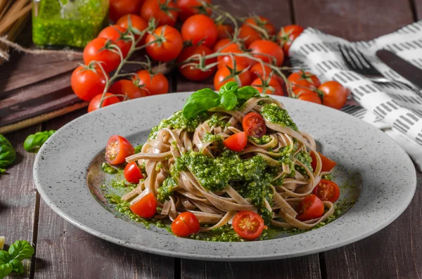 Pasta con pesto al basilico e parmigiano — Foto Stock