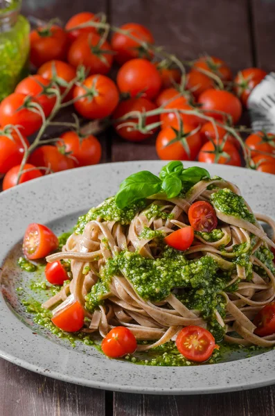 Pasta con pesto al basilico e parmigiano — Foto Stock