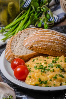 bir tavada omlet